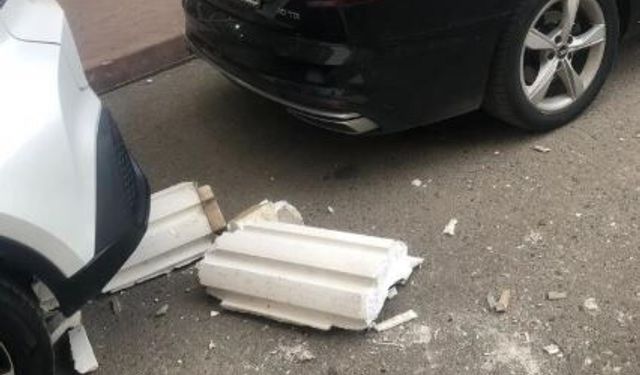 Apartmanın dış cephe kaplaması otomobilin üzerine düştü