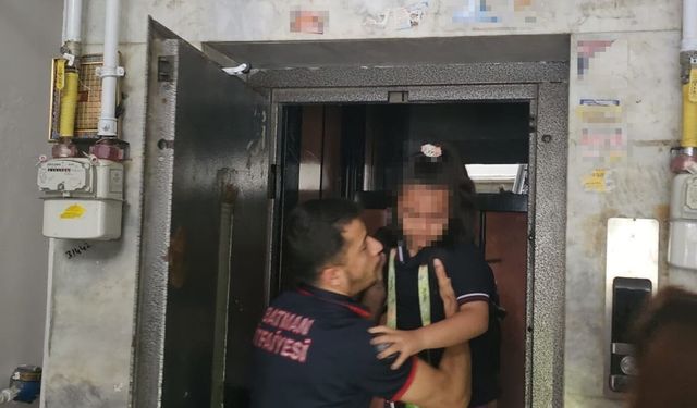 Asansörde mahsur kalan çocuk itfaiye ekipleri tarafından kurtarıldı