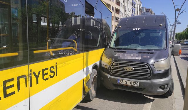 Batman'da belediye otobüsü ile minibüs çarpıştı