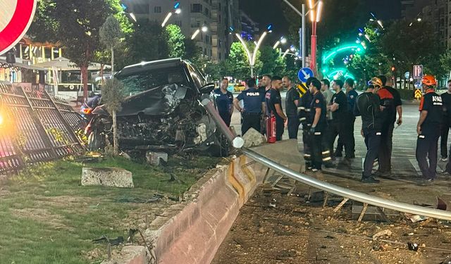 Batman'da otomobil refüje çıktı: 3 yaralı