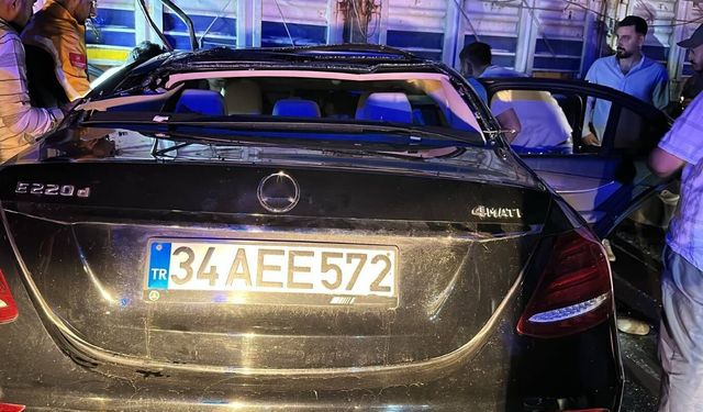 Batman'da otomobil tırın altına girdi: 1'i ağır 2 yaralı