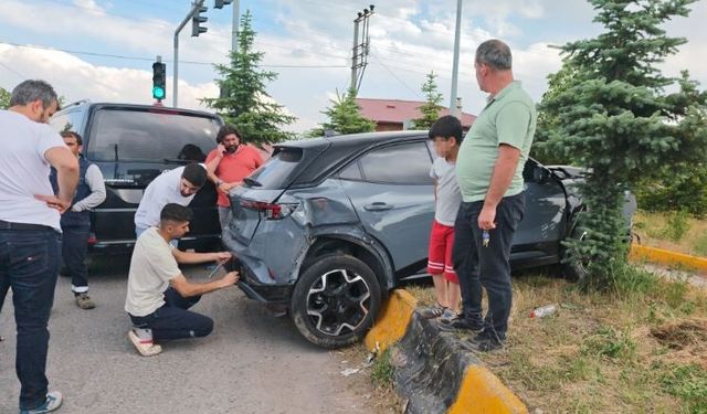 Bitlis'te ambulans ile otomobil çarpıştı: 10 yaralı