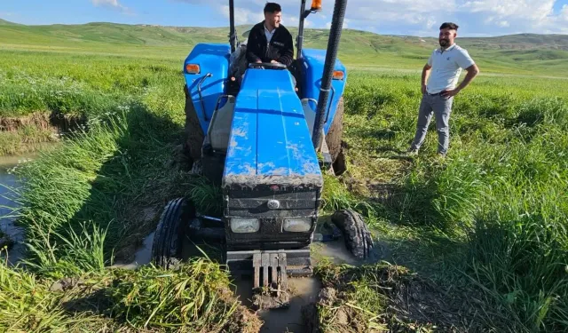 Bitlis'te gazetecinin zorlu yayla dönüşü: Çamura saplanan araç 5 saatte kurtarıldı
