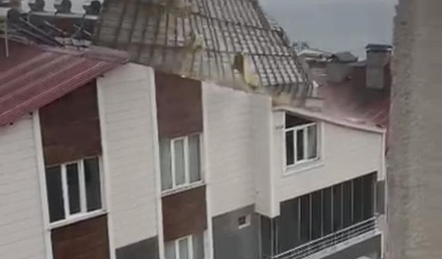 Bitlis'te gök gürültülü sağanak: Fırtına çatı uçurdu