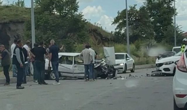 Bitlis'te iki otomobil çarpıştı: 1 yaralı