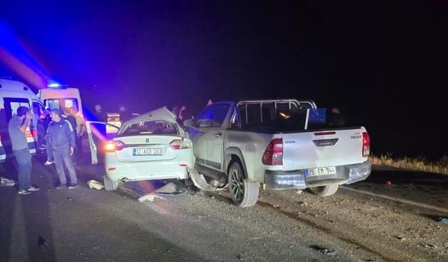 Diyarbakır-Bingöl yolunda iki araç çarpıştı: 1'i ağır, 3 yaralı