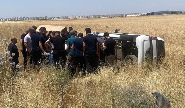 Diyarbakır'da kontrolden çıkan hafif ticari araç takla attı