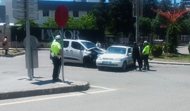 Hafif ticari araç ile otomobil çarpıştı: 3 yaralı