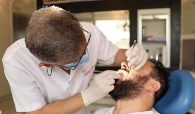 Geçmeyen ağız kokusunun nedeni diş sorunları olabilir