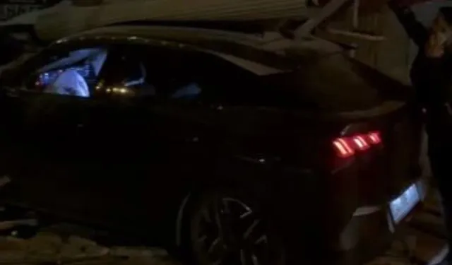 Iğdır'da otomobil iş yerine daldı: 2 yaralı