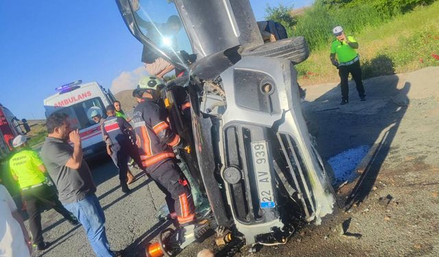 Malatya'da hafif ticari araç devrildi: 2 yaralı