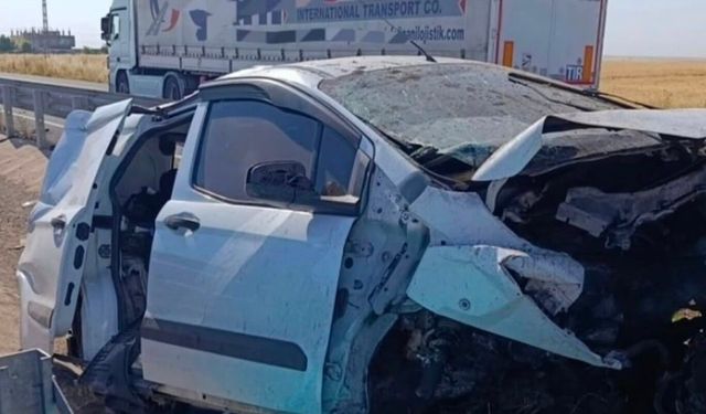 Mardin'de hafif ticari araç bariyerlere çarptı