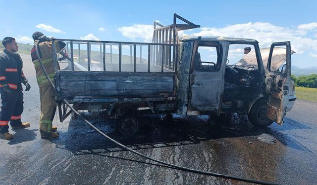 Mazot ve yağ yüklü kamyonet alevlere teslim oldu