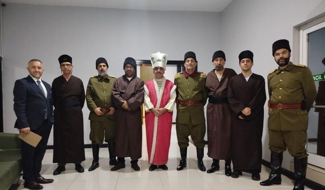 Oltulu tiyatroculardan "Medine Müdafaası" oyununa tam not