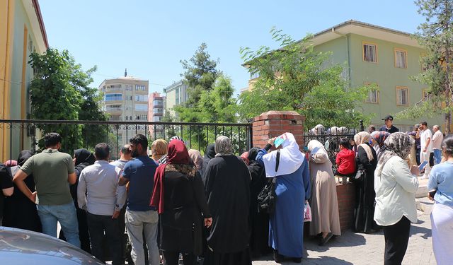 Şanlıurfa’da LGS heyecanı: Öğrenciler içeride, veliler dışarıda ter döktü
