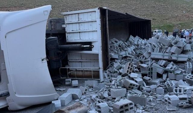 Siirt-Eruh karayolunda tır devrildi: Sürücü ağır yaralandı