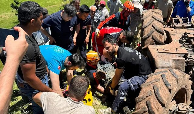 Siirt'te devrilen traktörün altında kalan sürücü yaralandı