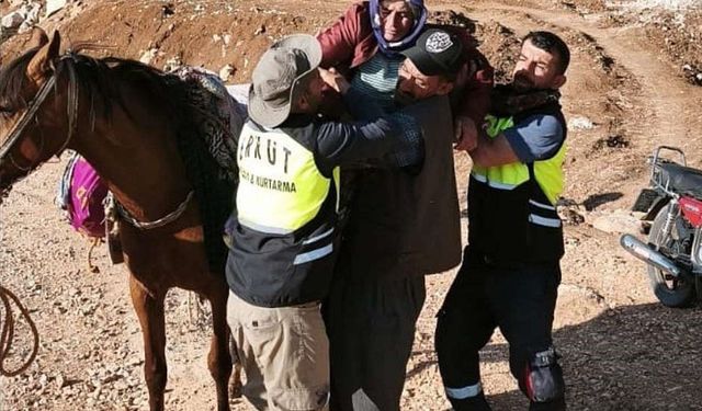 Siirt’te kalp krizi geçiren kadın katır sırtında ambulansa ulaştırıldı