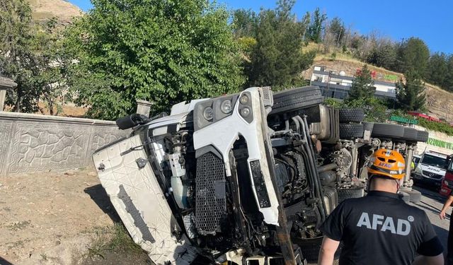Siirt'te tır ile otomobil çarpıştı: 1'i ağır 4 kişi yaralandı