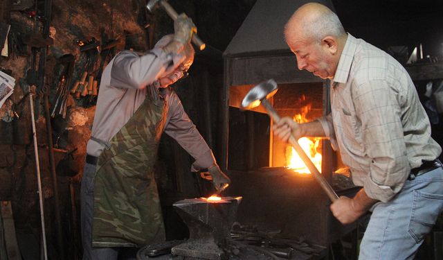 Son ustalar: 65 yıllık demircilik geleneğini yaşatmaya çalışıyorlar