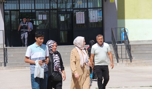 TYT sona erdi: Aileler okul önlerinde dua ederek bekledi