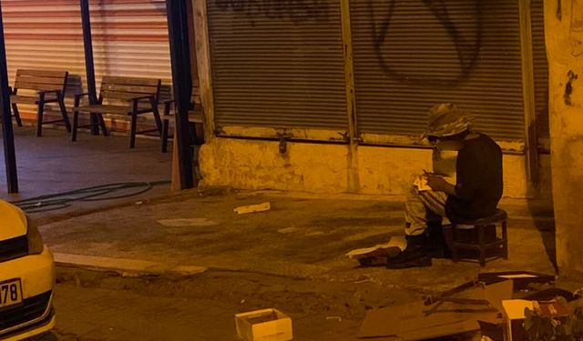 Hurda toplayarak geçimini sağlayan kızın kitap aşkı beğeni topladı