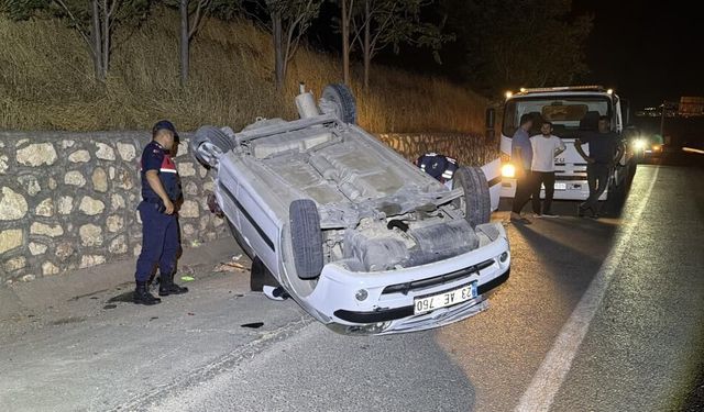 Adıyaman'da otomobil istinat duvarına çarparak takla attı: 2 yaralı