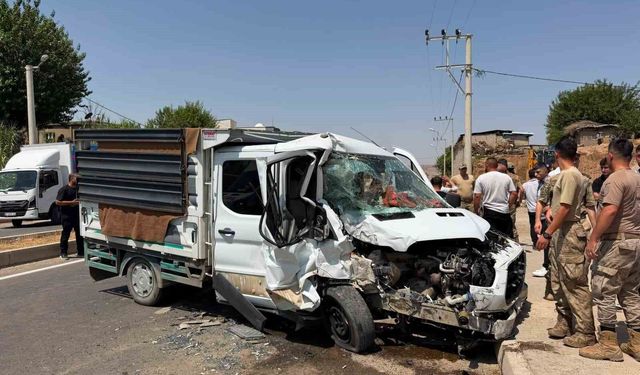 Cizre'de kamyonet ile dolmuş çarpıştı: 4 yaralı
