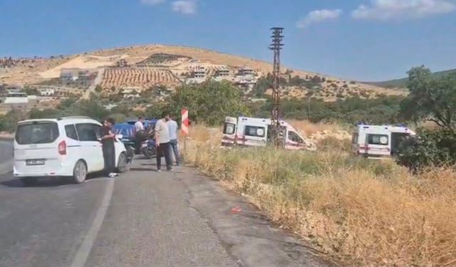 Hafif ticari araç ile otomobilin çarpıştığı kazada 3 kişi yaralandı