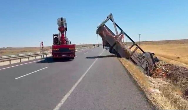 Karpuz yüklü kamyon şarampole devrildi: 2 yaralı