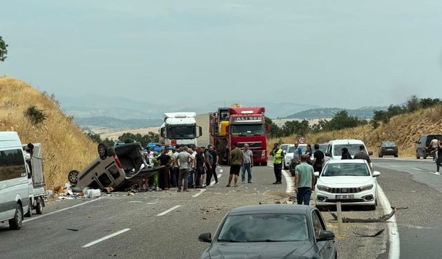 Karşı şeride geçen araç bir başka araçla çarpıştı, yaralılar var