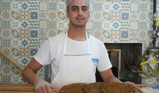 Kavurucu sıcaklarda ocak başında 800 lahmacun pişiriyor