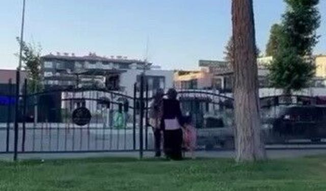 Korkuluğu aşıp trafiği tehlikeye attılar