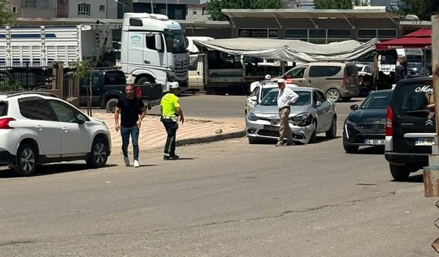 Kurtalan'da 2 aracın çarpıştığı kaza ucuz atlatıldı