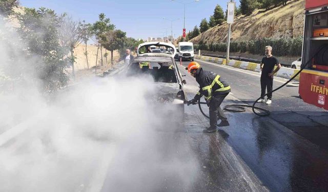 Mardin'de seyir halindeki otomobil yandı