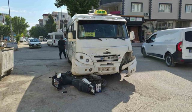 Şehir içi minibüsü ile motosikletin çarpıştığı kazada 1 kişi yaralandı