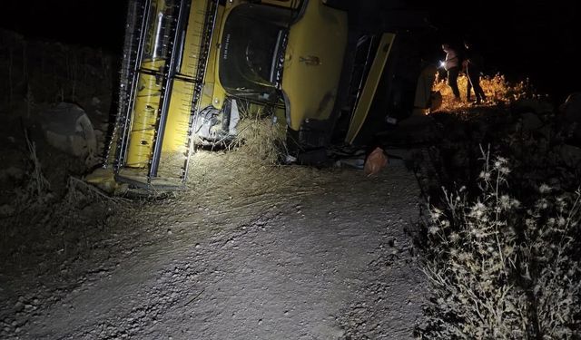 Siirt'te biçerdöver devrildi, sürücü yaralandı