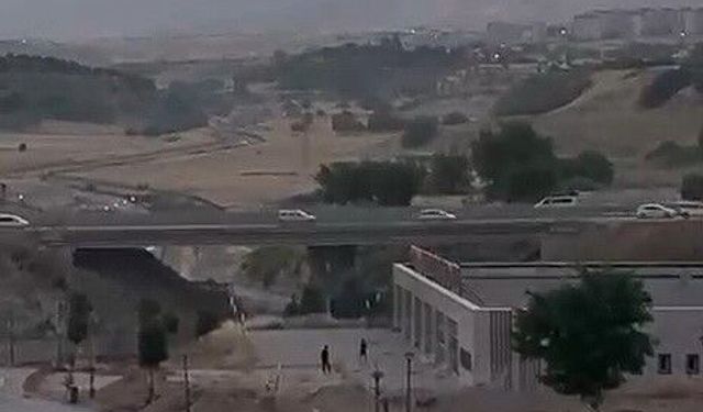 Yapıların camlarını taşlayarak kırdılar