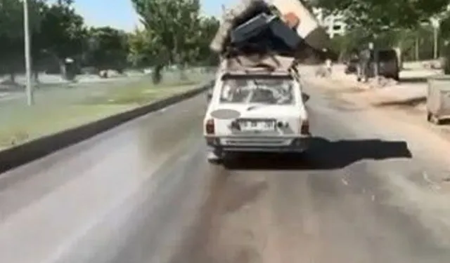 Aracının tavanında baza-koltukla trafikte ilerledi