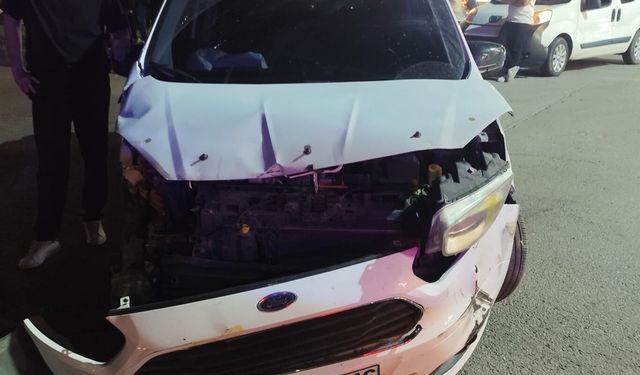 Batman'da hafif ticari araç ile taksi çarpıştı: 2 yaralı