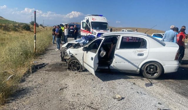 Bitlis'te iki otomobil çarpıştı: 2'si ağır 6 yaralı