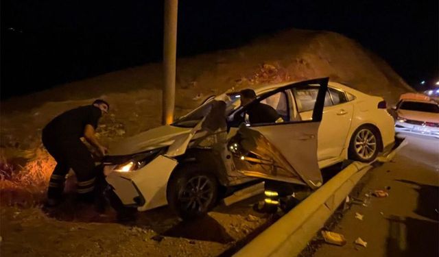 Siirt'te bariyere çarpan otomobil yandı: Bir yaralı