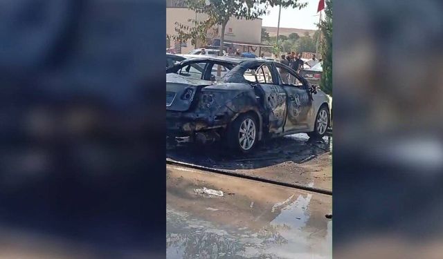 Ceylanpınar Devlet Hastanesi otoparkında park halindeki araç alev aldı