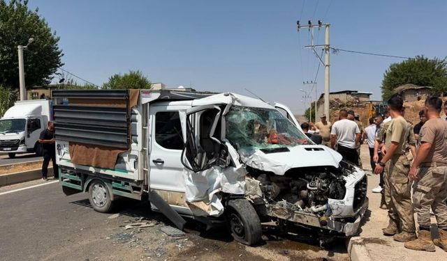 Cizre'de kamyonet ile dolmuş çarpıştı: 4 yaralı