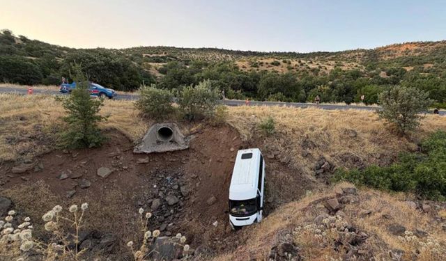 Siverek'te işçi minibüsü şarampole düştü: 4 yaralı