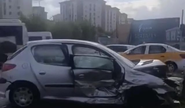 Diyarbakır'da iki otomobil çarpıştı: 3 yaralı