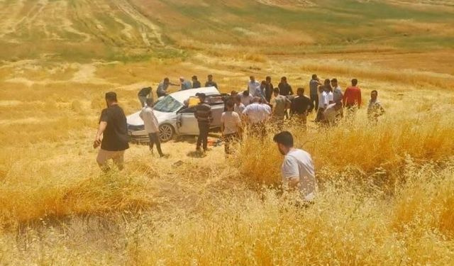 Diyarbakır'da otomobil tarlaya yuvarlandı: 5 yaralı