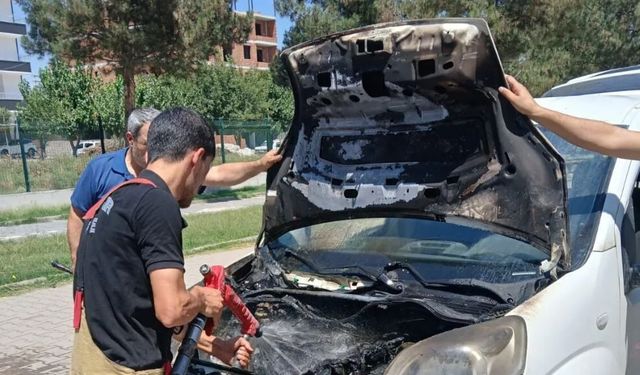 Diyarbakır'da seyir halindeki otomobilde yangın