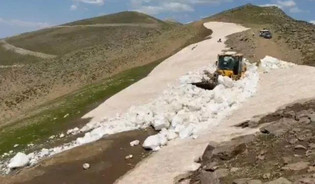 Doğu ilinde temmuzda 2 metrelik karla mücadele sürüyor