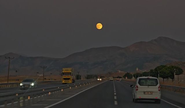 Dolunay görsel şölen sundu; Yolculara eşlik etti